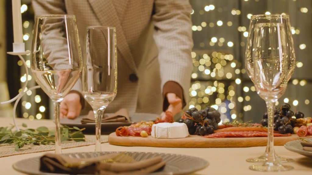Seasonal Décor and Holiday Home Setup: Creating the Perfect Atmosphere